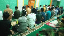 Bhabinkamtibmas Bripka Herianto Sambang dan Sholat Tarawih Berjamaah di Masjid Al-Istiqomah Berikan Pesan Kamtibmas