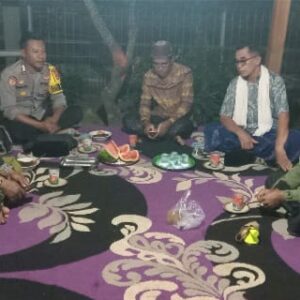 Ciptakan Situasi Kamtibmas yang kondusif di bulan Ramadhan Bhabinkamtibmas Desa Tatar lakukan sambang Desa malam hari