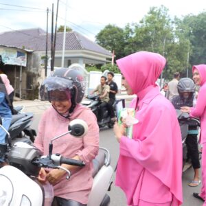 Momen Ramadhan 1446 H, Kapolres Bima Kota Bersama PJU dan Jajaran Bagikan Takjil Gratis