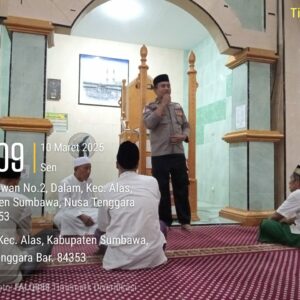 Sholat Tarawih Dengan Warga, Personel Polsek Alas Beri Himbauan Kamtibmas