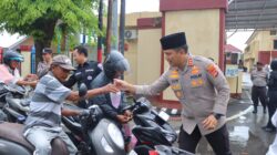 Kapolres Sumbawa Bersama Gabungan Staf Bagikan Takjil Kepada Masyarakat