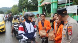 Kapolres Bima Kota Bersama Mahasiswa UMBO dan Bhayangkari Bagikan Takjil Kepada Masyarakat