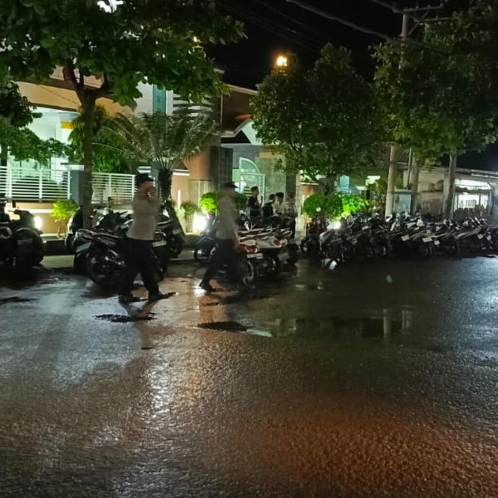 Polisi Siaga! Pengamanan Tarawih di Labuapi Berjalan Lancar