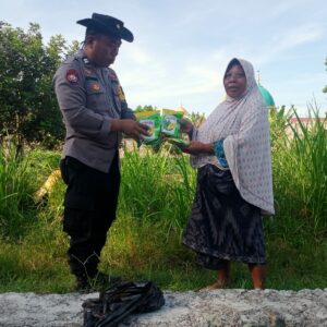 Polsek Labuapi Salurkan Bibit Jagung Manis untuk Dukung Ketahanan Pangan Desa