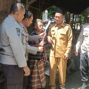 Polres Lombok Barat Salurkan Bantuan Tongkat ke Warga Lewat Program Peduli Mantap, Kades Apresiasi