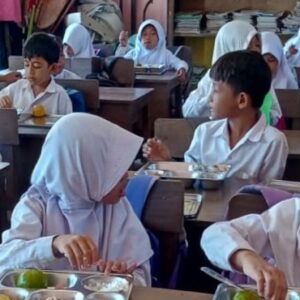 Polsek Kuripan Kawal Penyaluran Makan Bergizi Gratis di Lombok Barat