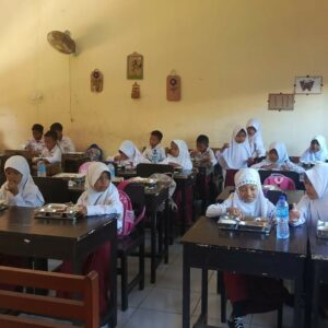 Polsek Labuapi Kawal Ketat Uji Coba Program Makan Bergizi Gratis di Lombok Barat