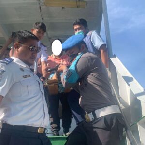 Ibu Melahirkan di Kapal, Evakuasi Cepat Petugas di Pelabuhan Lembar