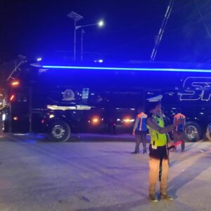 Personel Gabungan Pos Pelayanan dan Polsek Rasanae Barat Laksanakan Strong Point Malam, Berikan Rasa Aman Bagi Pengemudi Bus dan Masyarakat