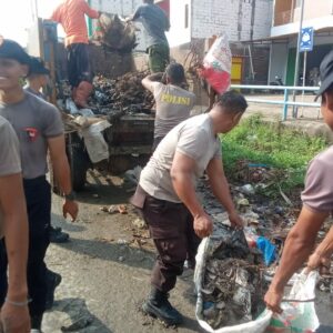 Personel Gabungan Laksanakan Aksi Bersih-Bersih di Pasar Sape dan Sekitarnya