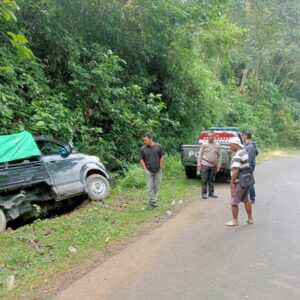Polsek Langgudu Laksanakan Patroli Dialogis dan Bantu Warga yang Kendaraannya Terperosok ke Got