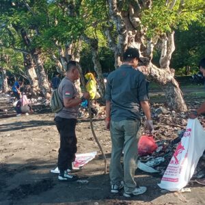 Personel Polres Bima Kota Ikuti Apel Siaga dan Gotong Royong Bersih Pantai di Taman Ni’u