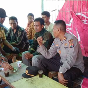 Sat Binmas Polres Bima Kota Gelar Jumat Curhat di Area Pelabuhan Bima, Serap Aspirasi Para Sopir