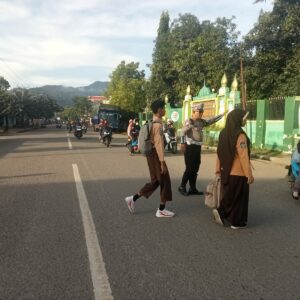 Personel Polsek Rasanae Barat Laksanakan Giat Rawan Pagi/Strong Point di Depan MTsN 1 Kota Bima
