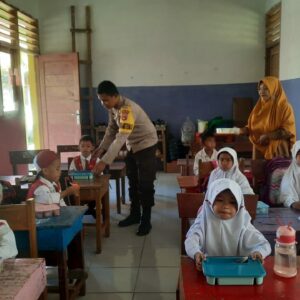 Polsek Asakota Kawal dan Bantu Pendistribusian Makanan Bergizi Gratis untuk 3.262 Siswa di Kota Bima