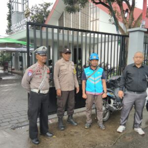 Polsek Rasanae Timur Laksanakan Pengamanan Ibadah Jum’at Agung Wafat Isa-Almasih Tahun 2025 di Gereja Katolik Santo Yusuf Raba