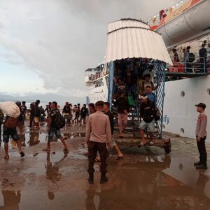 Polsek Kawasan Pelabuhan Laut Bima Laksanakan Pengamanan Embarkasi dan Debarkasi Penumpang Kapal KM. WILIS