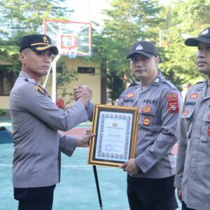 Kapolres Lombok Utara Berikan Penghargaan Kepada 7 Personilnya