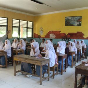 Polsek Sape Gelar Penyuluhan Hukum Bertema Tertib Berlalu Lintas dan Bahaya Kenakalan Remaja di SMAN 2 Sape