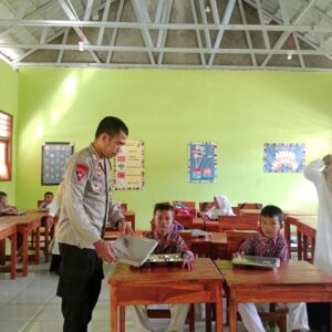 Bhabinkamtibmas Polsek Asakota Pantau Pendistribusian Makanan Bergizi Tahap Pertama di Dua Sekolah
