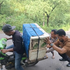 Potret Empati Personil Polsek Rasbar: Bantu Dorong Motor Penjual Rujak, Wujud Nyata Polisi untuk Masyarakat
