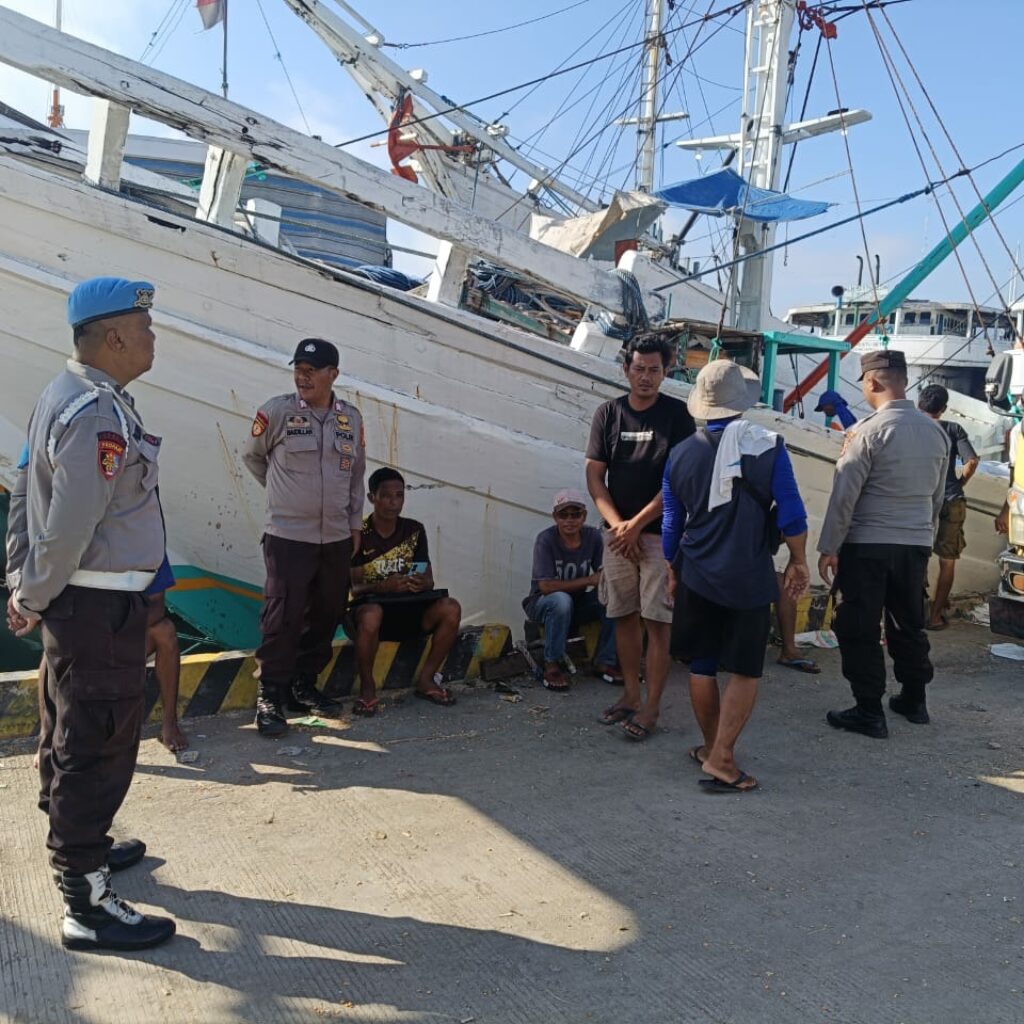 Polsek Kawasan Pelabuhan Laut Bima Gelar Jumat Curhat Bersama Buruh dan Penumpang