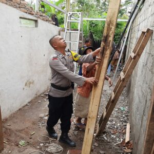 Anggota Polres Wonosobo Renovasi 3 Warga Tak Layak Huni di Desa Wonosobo