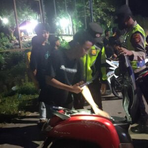 Jaga Kondusifitas di Wilayah Hukumnya, Anggota Polsek Taliwang Gelar Patroli Malam di Jalan KTC