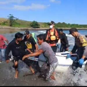Polsek Sekongkang Bersama Tim Basarnas, Rescue PT AMNT, dan Masyarakat Evakuasi Korban Terseret Ombak di Pantai Buatin, Talonang Baru