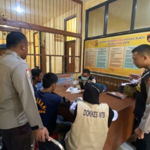 Si Dokkes Polres Bima Kota Laksanakan Pemeriksaan Kesehatan Rutin terhadap Tahanan