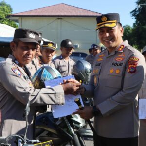 Dukung Pelaksanaan Tugas, Kapolres Sumbawa Bagikan Randis Kepada Bhabinkamtibmas.