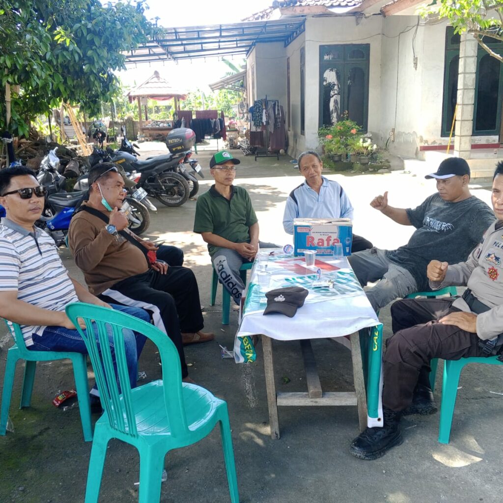Program Ketahanan Pangan Desa Terong Tawah: Peran Bhabinkamtibmas dalam Pengecekan Lahan dan Pemantauan Harga