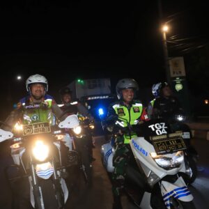 Patroli Sinergitas TNI-Polri Jaga Kamtibmas Malam Hari di Lombok Tengah. 