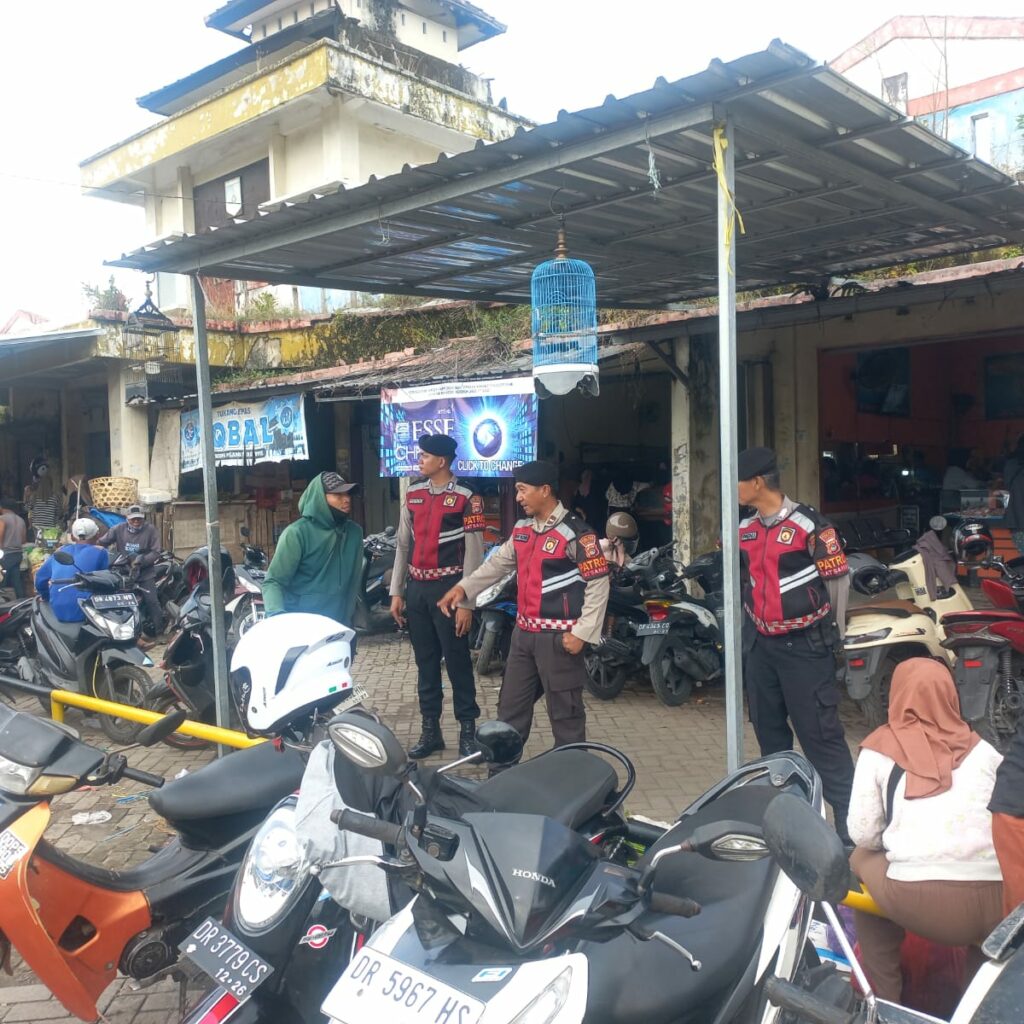 Polres Lombok Barat Kenalkan KEMOS dalam Patroli Pasar Kediri