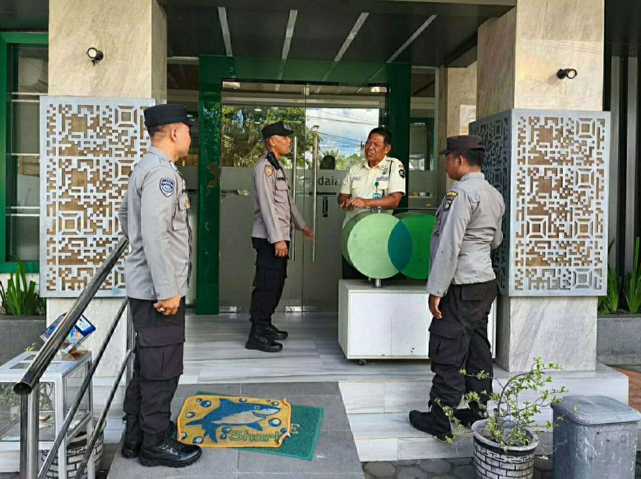 Polsek Gerung Gelar Patroli Rutin di Kawasan Vital, Warga Apresiasi Keamanan