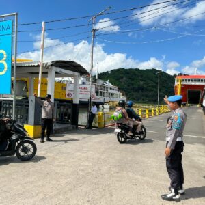 Polsek Kawasan Pelabuhan Lembar Tingkatkan Pengamanan Pemuat Kapal Antisipasi Gangguan Keamanan