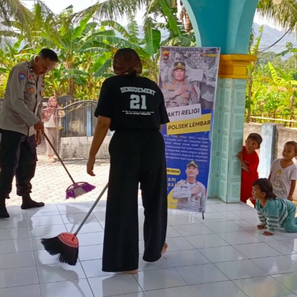 Bakti Religi Polsek Lembar: Ciptakan Lingkungan Ibadah Bersih dan Nyaman
