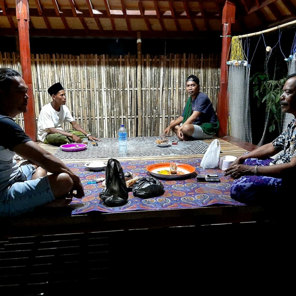 Polisi Sambangi Warga Ronda, Jaga Kamtibmas di Lombok Barat