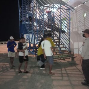 Polsek Kawasan Pelabuhan Laut Bima Amankan Proses Embarkasi dan Debarkasi Penumpang KM. BINAIYA di Pelabuhan Bima