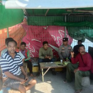 Polsek Kawasan Pelabuhan Laut Bima Gelar Jumat Curhat Bersama Buruh dan Penumpang Kapal