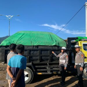 Satlantas Polres Bima Kota Sosialisasikan Kamseltibcarlantas kepada Sopir Truk Pasir di Amahami