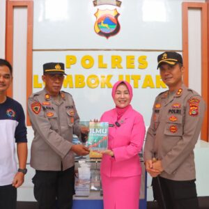 Sambut Hari Buku, Ketua Bhayangkari Cabang Lombok Utara Sumbangkan Buku Karya Ilmiahnya