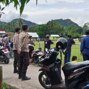 Personel Polsek Brang Rea Berikan Pengamanan pada Open Turnamen Sepak Bola Legend Cup U-42 X-Raider Bree di Desa Sapugara Bree