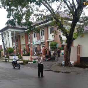 Sat Lantas Polres Bima Kota Laksanakan Kegiatan Rawan Pagi, Bantu Anak Sekolah Menyeberang Jalan