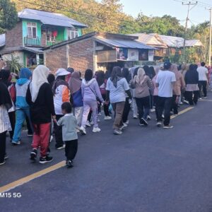 Polsek Seteluk Amankan Jalan Santai Warga Desa Meraran, Wujud Kehadiran Polri di Tengah Masyarakat