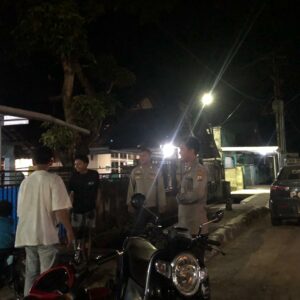Piket Jaga SPKT Polsek Jereweh Laksanakan Patroli Dialogis di Desa Belo, Warga Dihimbau Jaga Kamtibmas