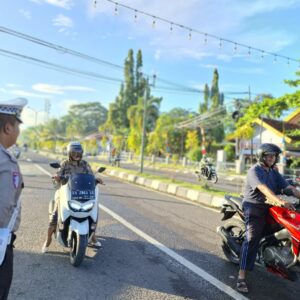 Sat Lantas Polres Bima Kota Laksanakan Rawan Pagi, Bantu Anak Sekolah dan Pejalan Kaki Menyeberang Jalan