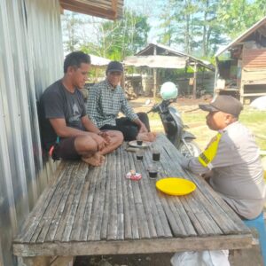 Bhabinkamtibmas Desa Jala Sambangi Warga, Imbau Jaga Kamtibmas dan Dukung Ketahanan Pangan