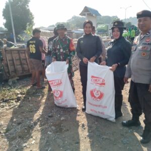 Personel Polsek Rasanae Barat Polres Bima Kota Laksanakan Bakti Sosial di Pasar Raya Amahami