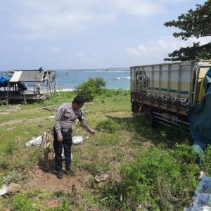 Sebuah Truk Terjun ke Pantai di Labangka, 2 Orang Tewas dan Beberapa Luka-Luka